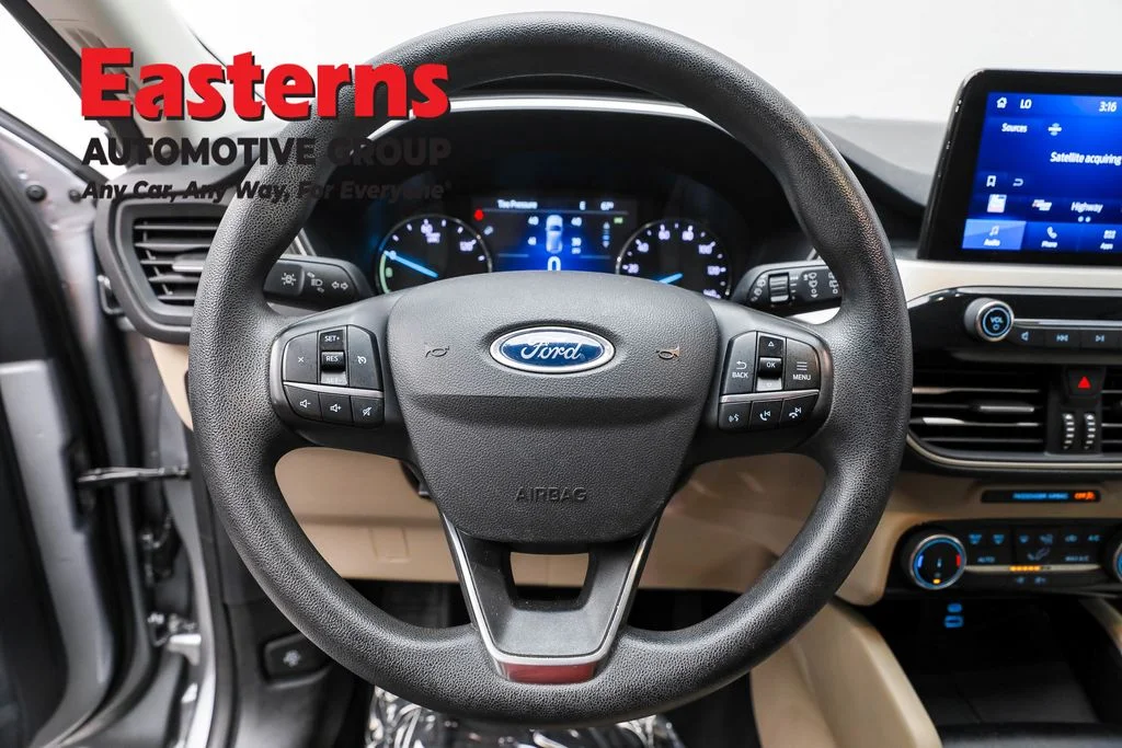 Used 2022 Silver Ford SE image 10