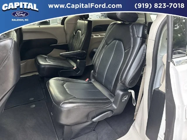 Used 2025 White Chrysler Select image 17