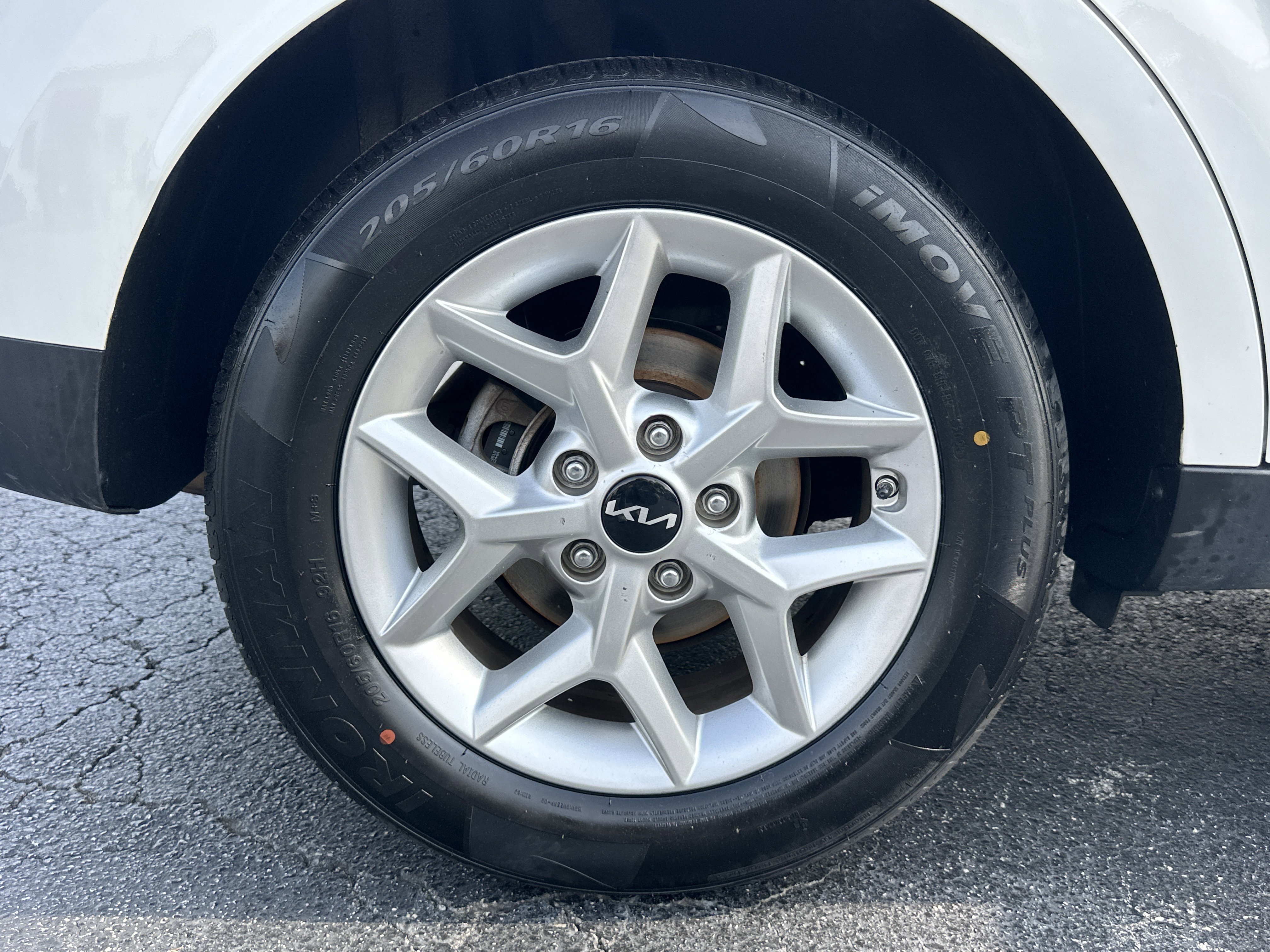 Used 2024 Snow White Pearl Kia LX image 18