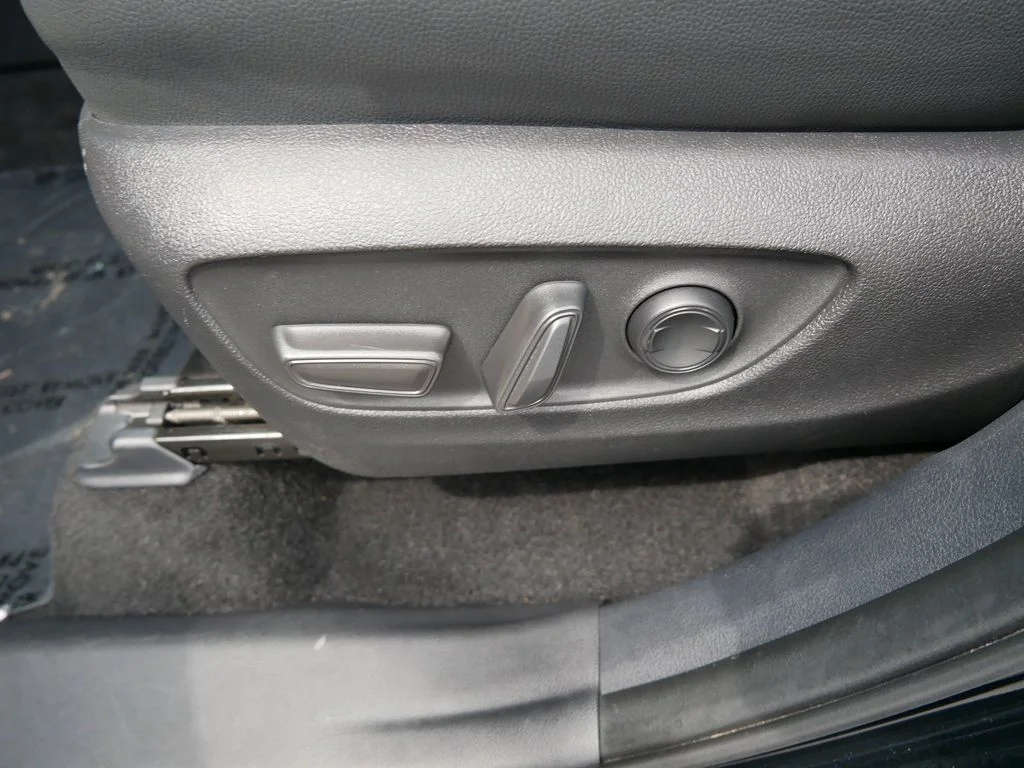 Used 2025  Toyota XLE image 17