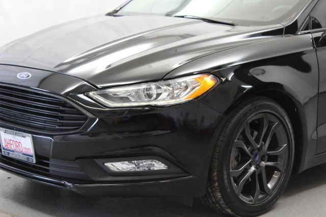 Used 2018 Shadow Black Ford SE image 3
