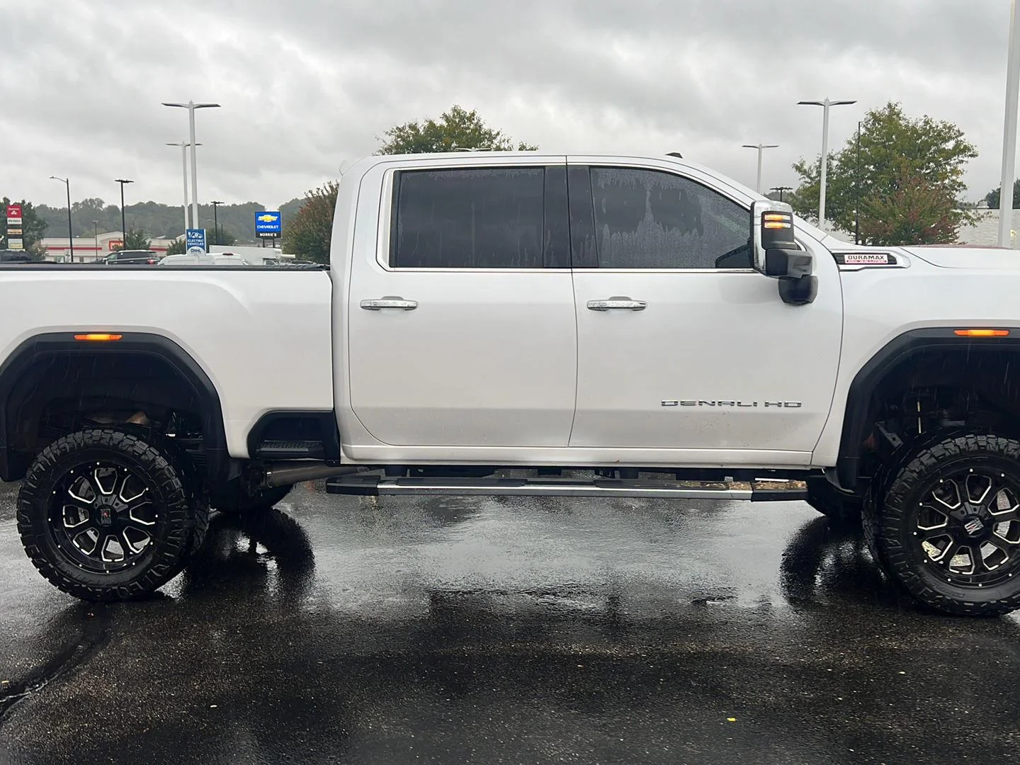 Used 2021 White Frost Tricoat GMC Denali image 5