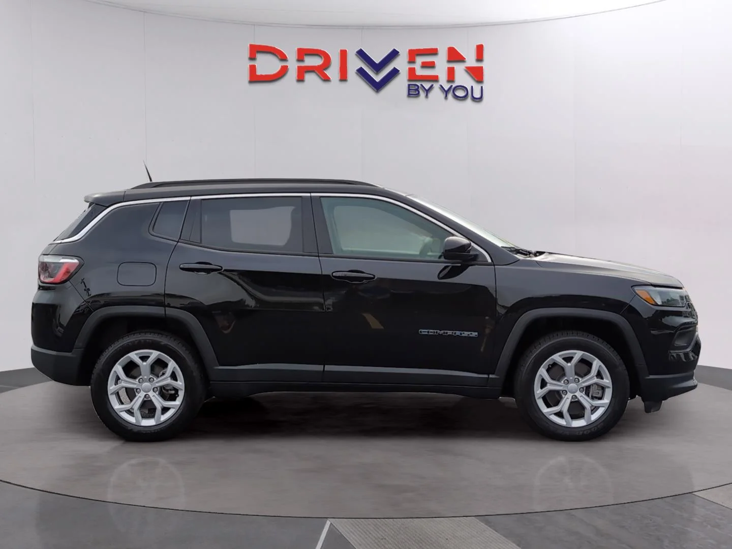 Used 2024 Diamond Black Crystal Pearlcoat Jeep Latitude image 6