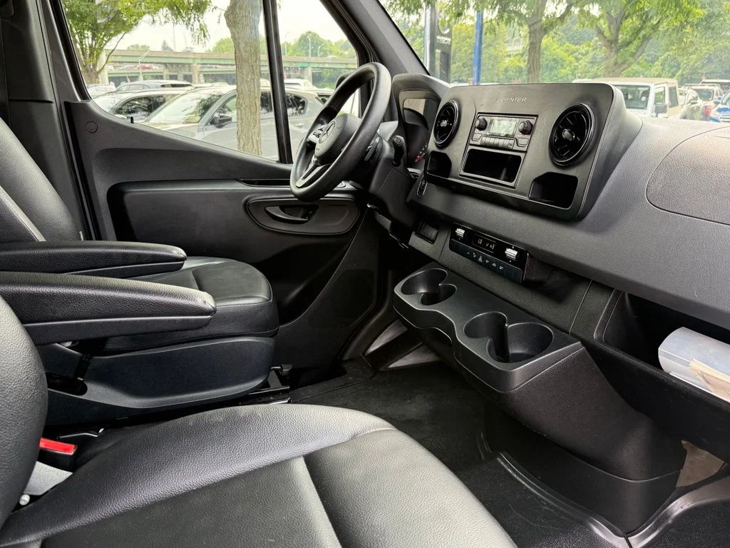 Used 2021  Mercedes-Benz Crew 144 WB image 26