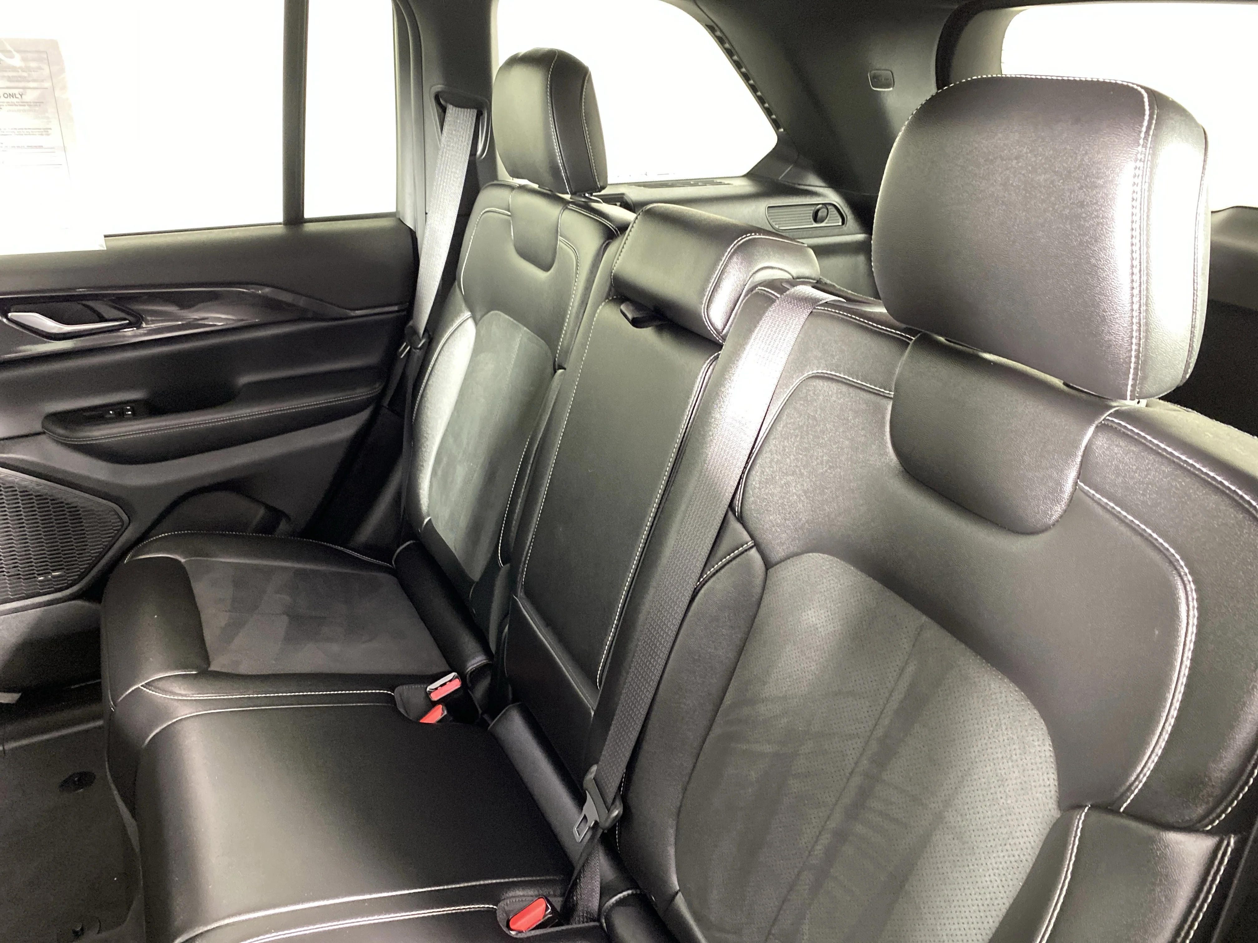 Used 2023 Diamond Black Crystal Pearlcoat Jeep Altitude image 32