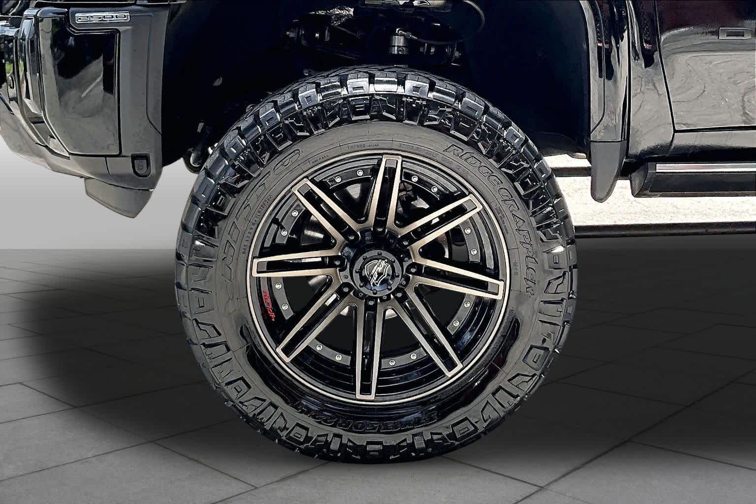 Used 2024 Onyx Black GMC Denali Ultimate image 11