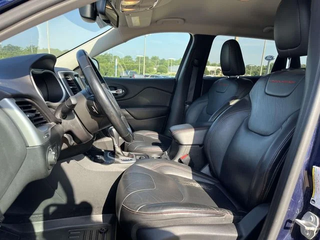 Used 2016 Blue Jeep Trailhawk image 13