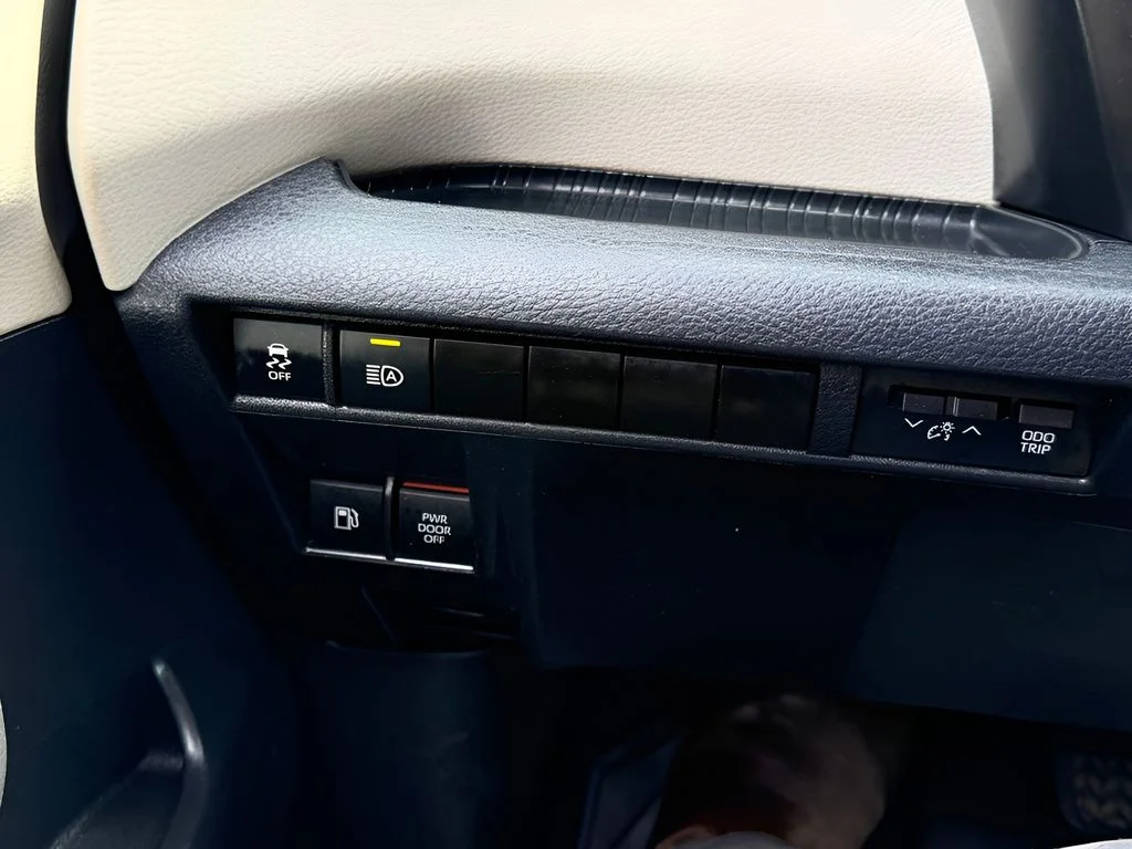 Used 2022 Wind Chill Pearl Toyota XLE image 21