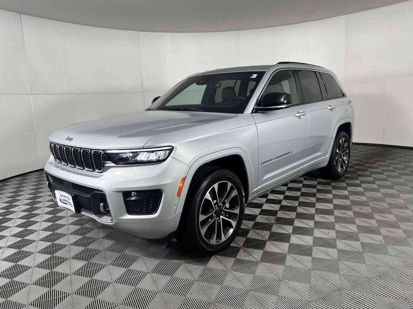 Used 2022 Silver Zynith Jeep Overland image 3