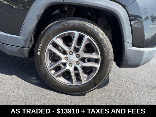 Used 2020 Silver Jeep Latitude image 10