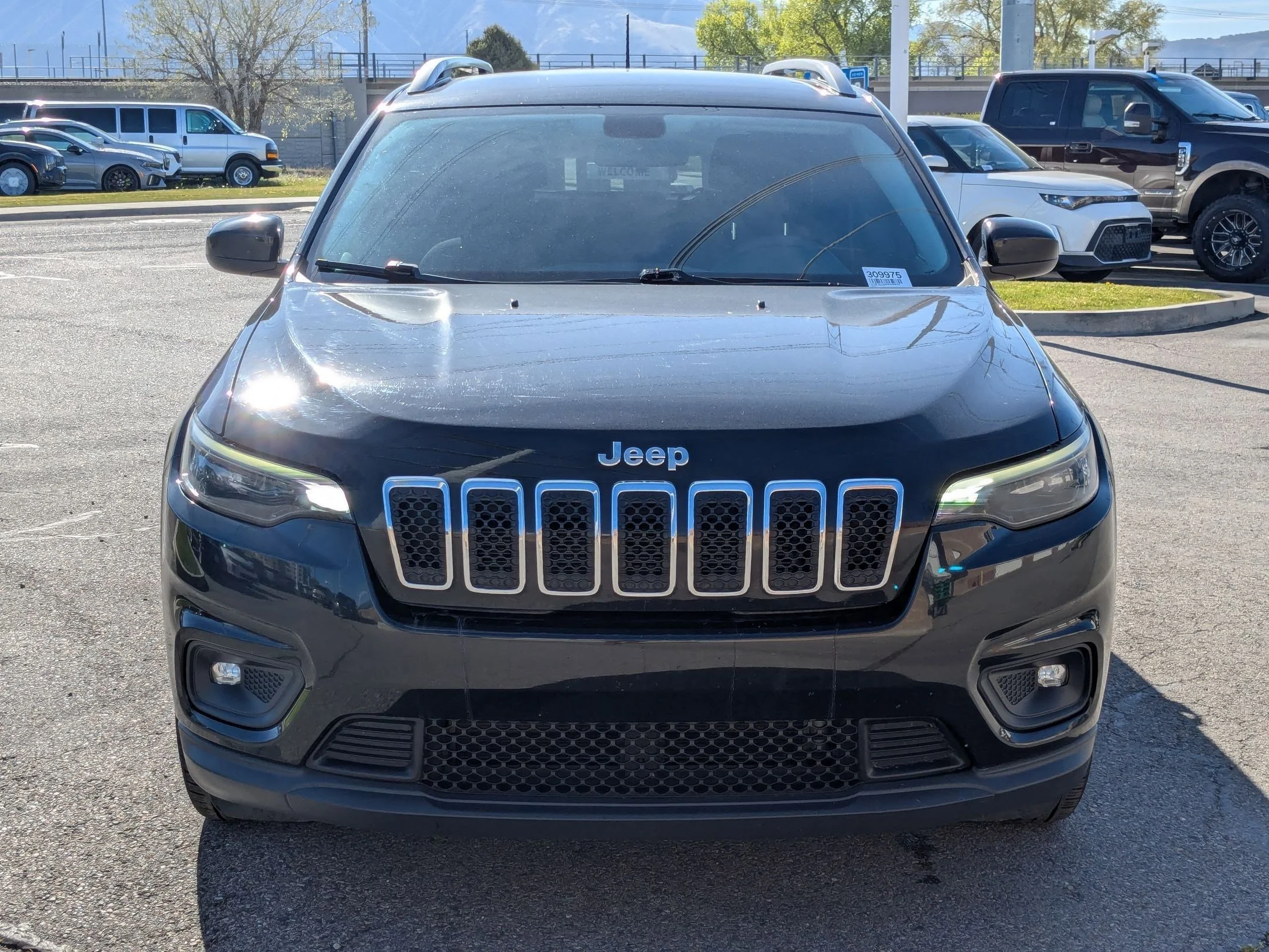 Used 2019 Diamond Black Crystal Pearlcoat Jeep Latitude image 8