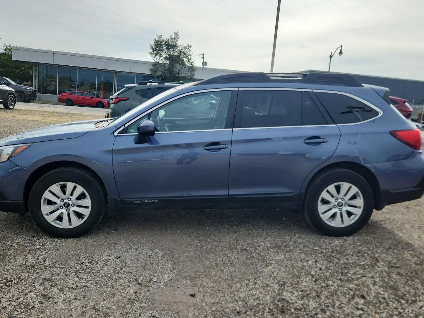 Used 2018 Twilight Blue Metallic Subaru Premium image 17