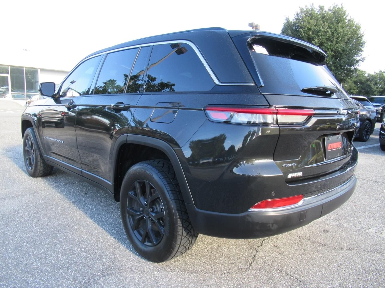 Used 2023  Jeep Limited image 5
