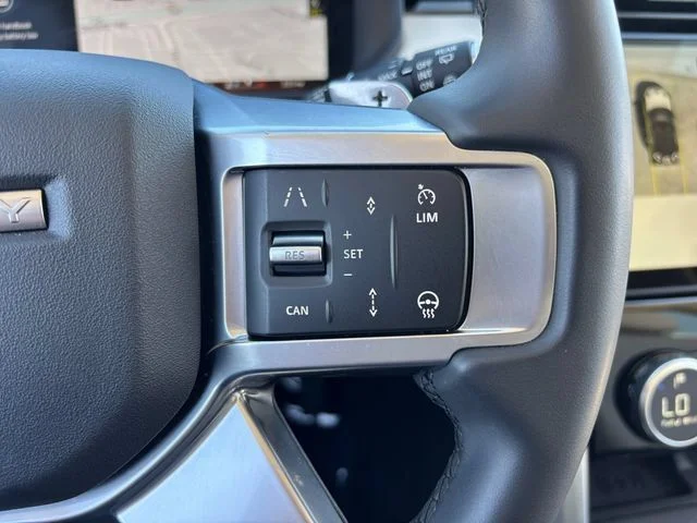 Used 2025  Land Rover S image 24