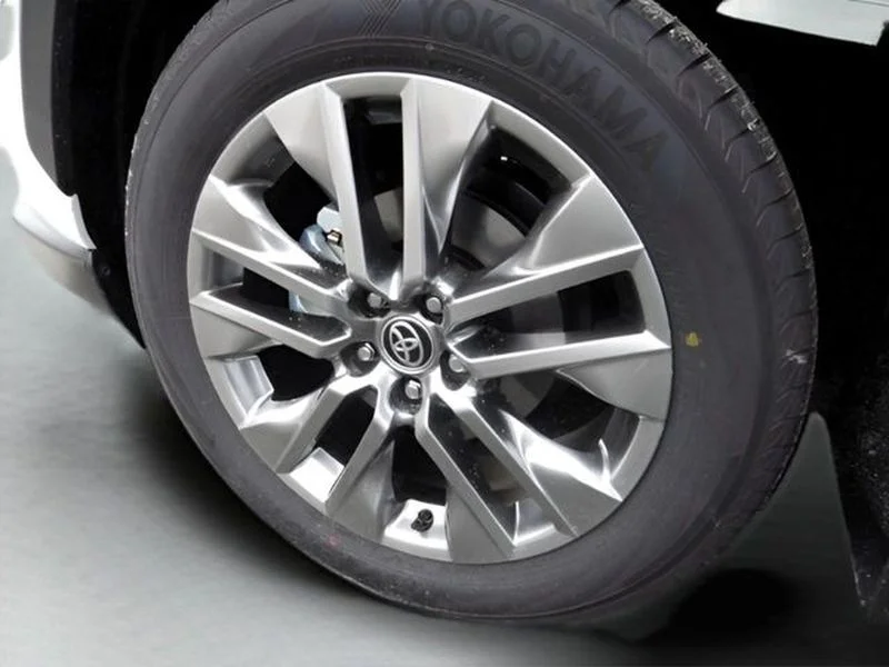 Used 2025 Wind Chill Pearl Toyota XLE Premium image 17