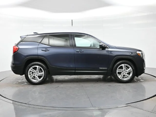Used 2018 BLUE STEEL METALLIC GMC SLE image 8