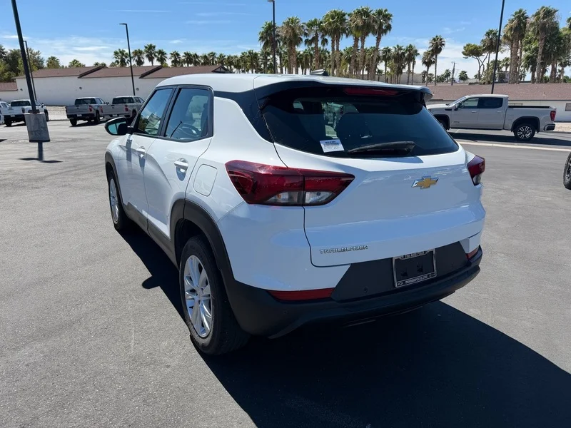 Used 2022 SUMMIT WHITE Chevrolet LS image 5