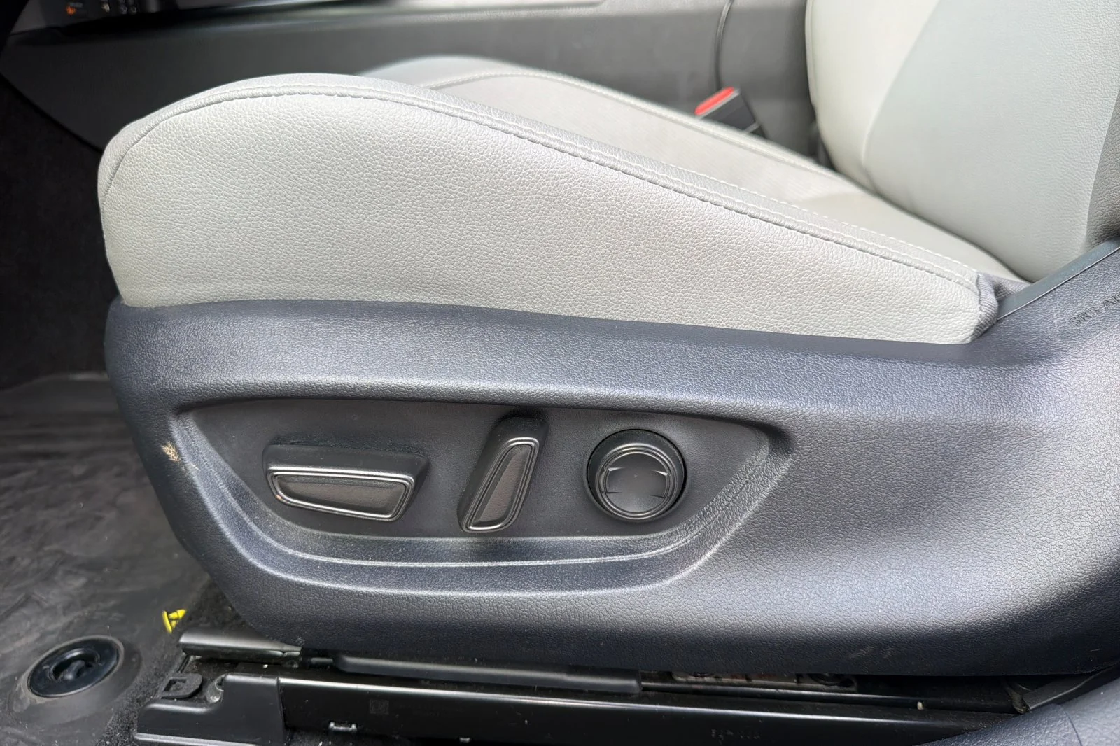 Used 2025  Toyota SE image 15