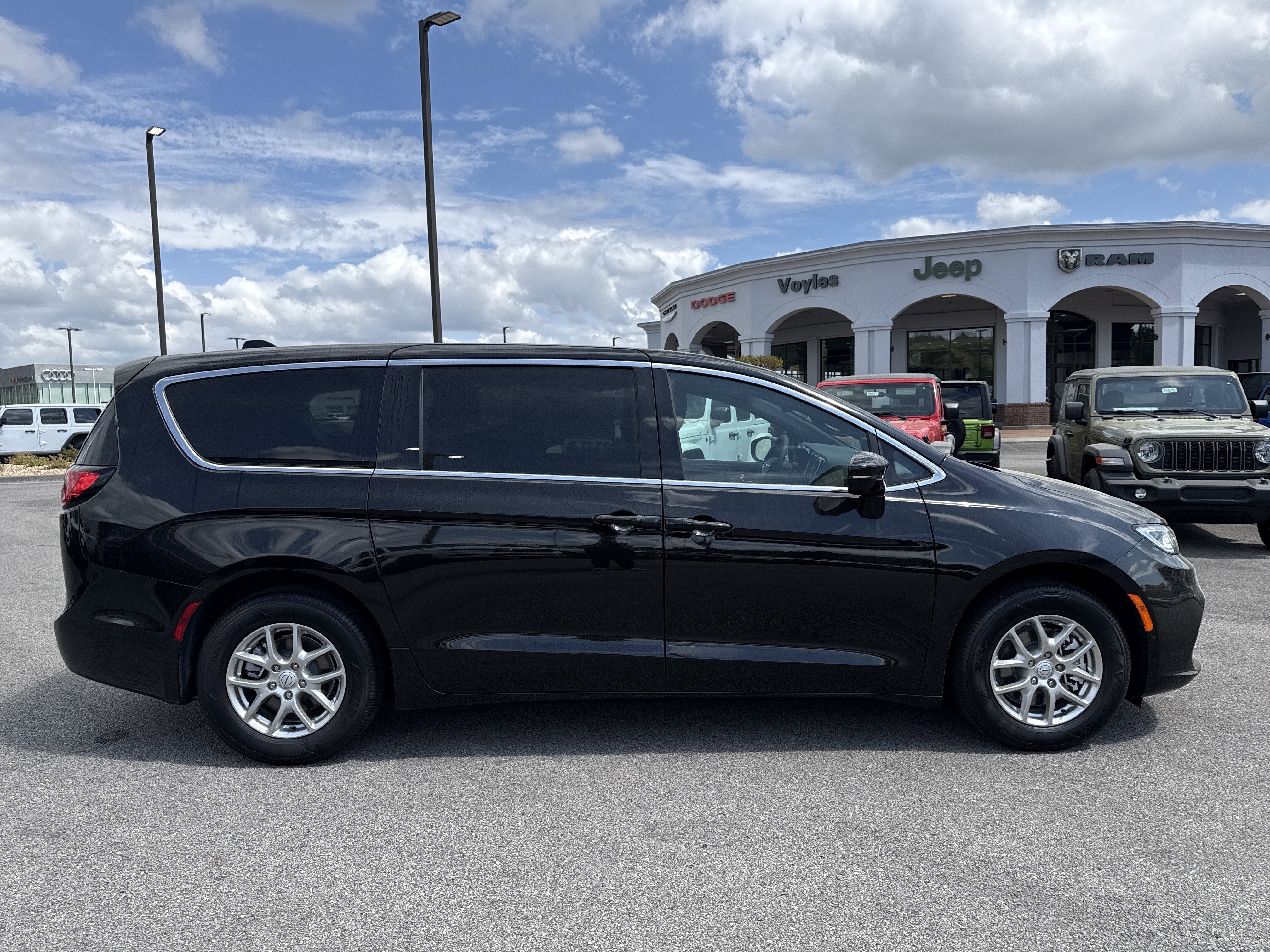 New 2026 Diamond Black Crystal Pearl-Coat Exterior Paint Chrysler Select image 13