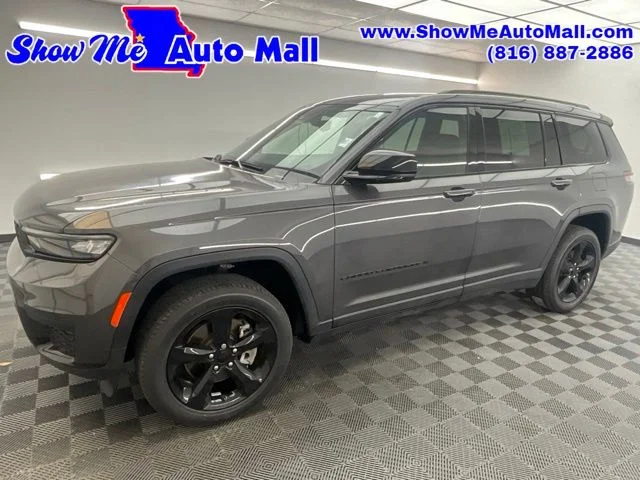 Used 2023 Gray Jeep Altitude image 1