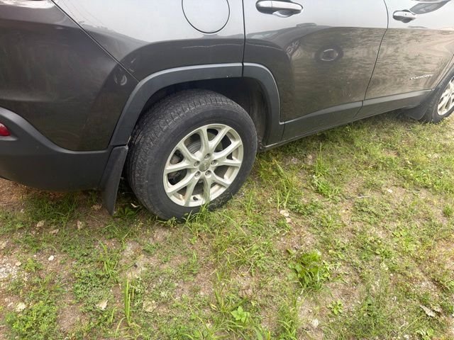 Used 2015 Gray Jeep Latitude image 6