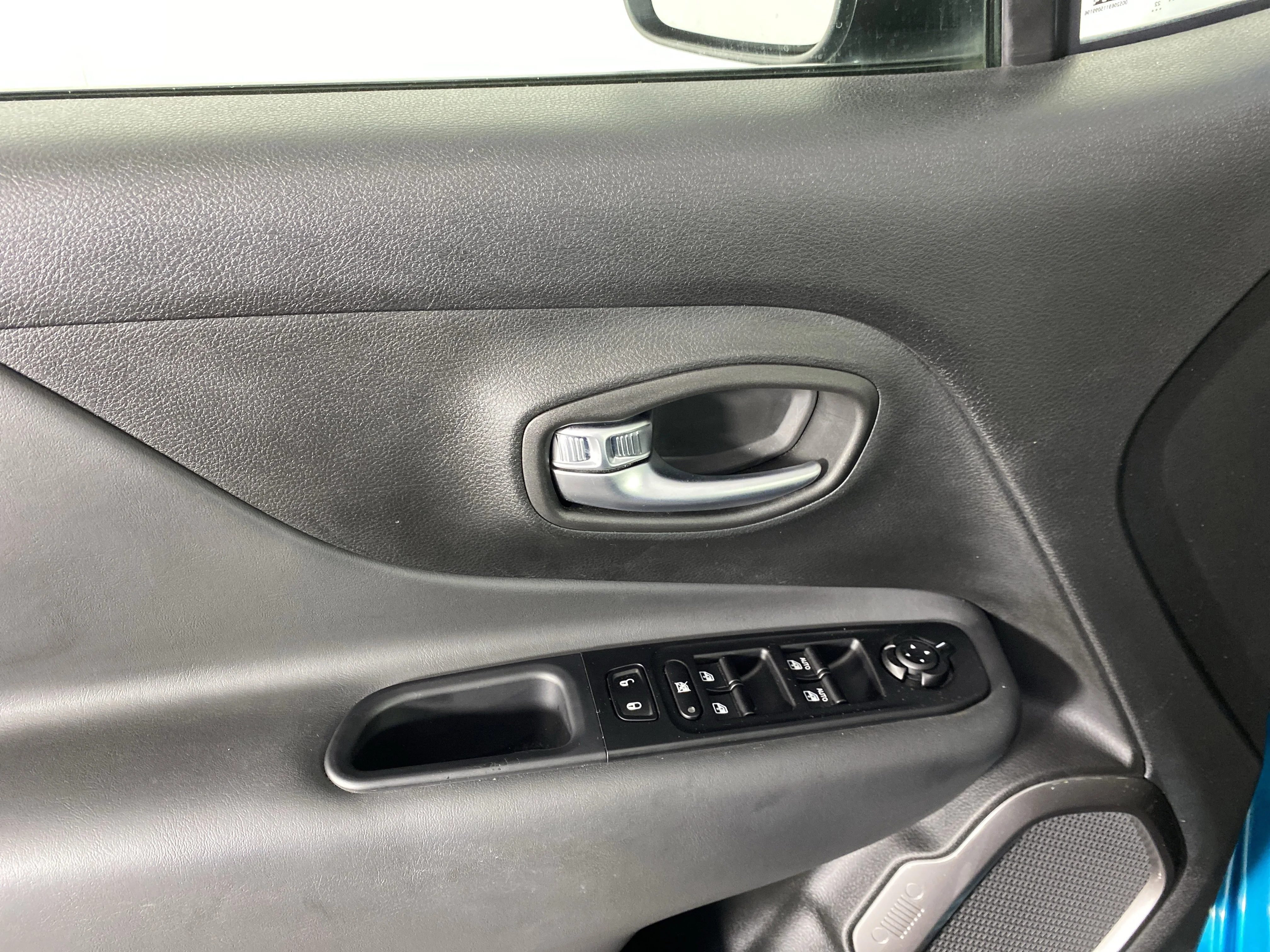 Used 2022 Bikini Metallic Clearcoat Jeep Latitude image 15
