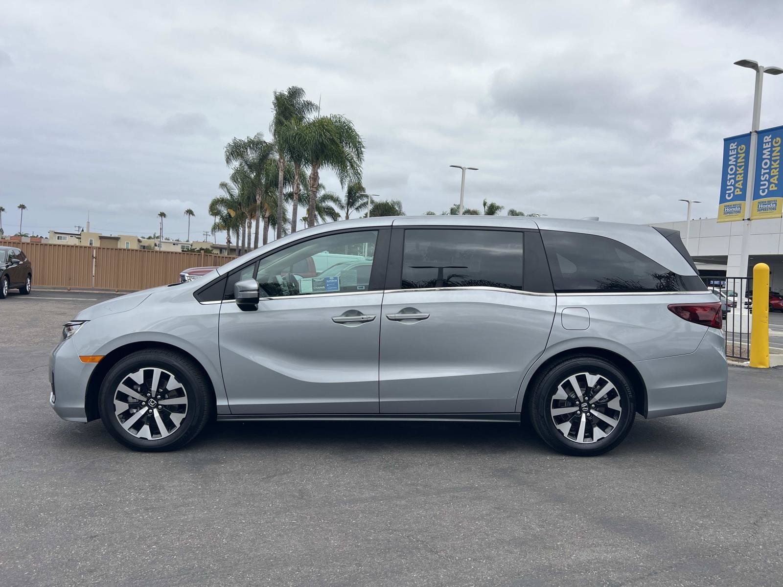 Certified Used 2025 Solar Silver Metallic Honda EX-L image 38