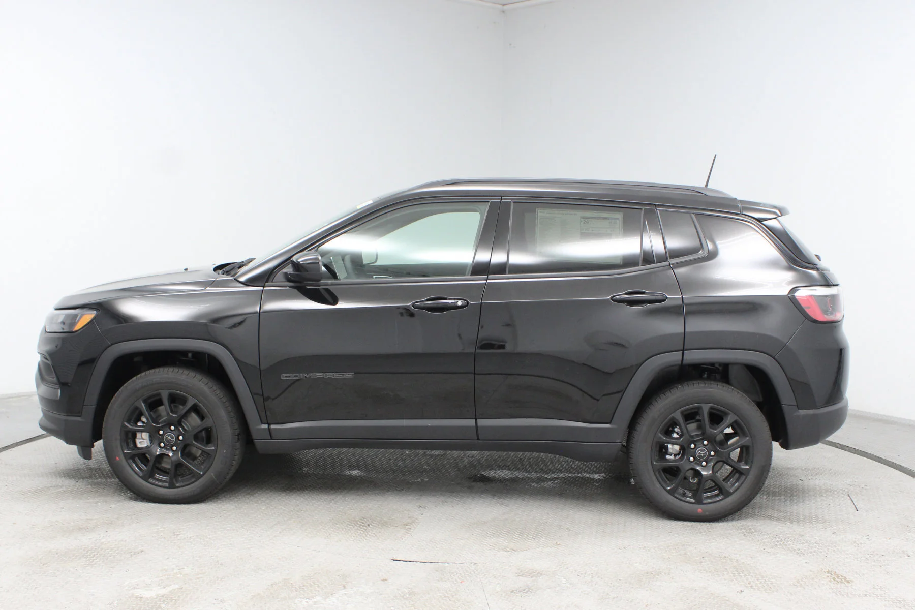New 2026 Diamond Black Crystal Pearl-Coat Exterior Paint Jeep Latitude Altitude 4x4 image 23