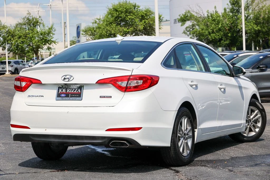 Used 2015 White Hyundai SE image 3