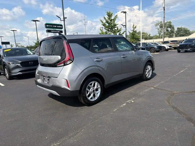 Used 2025  Kia LX image 9