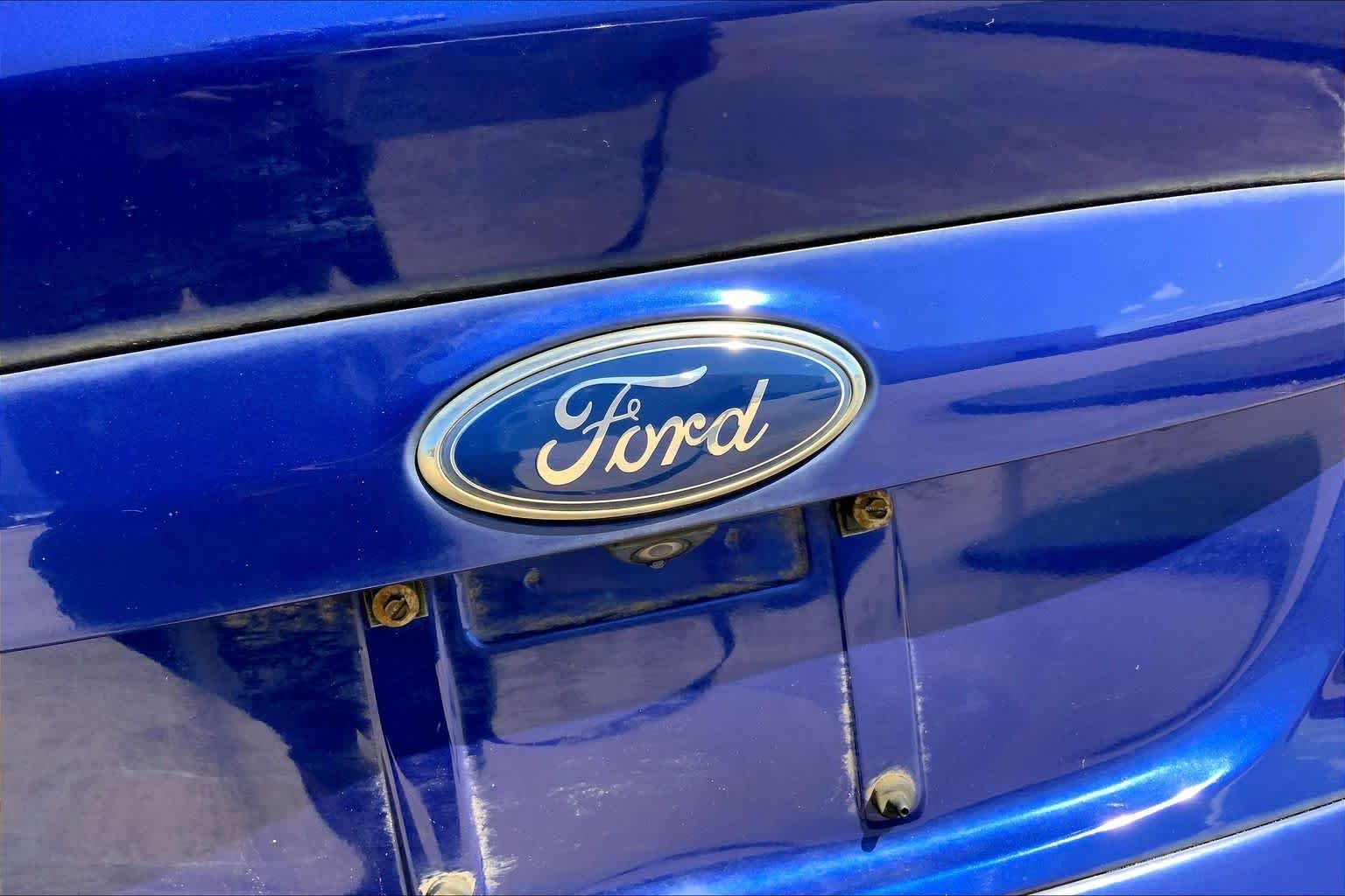 Used 2015 Blue Ford SE image 30