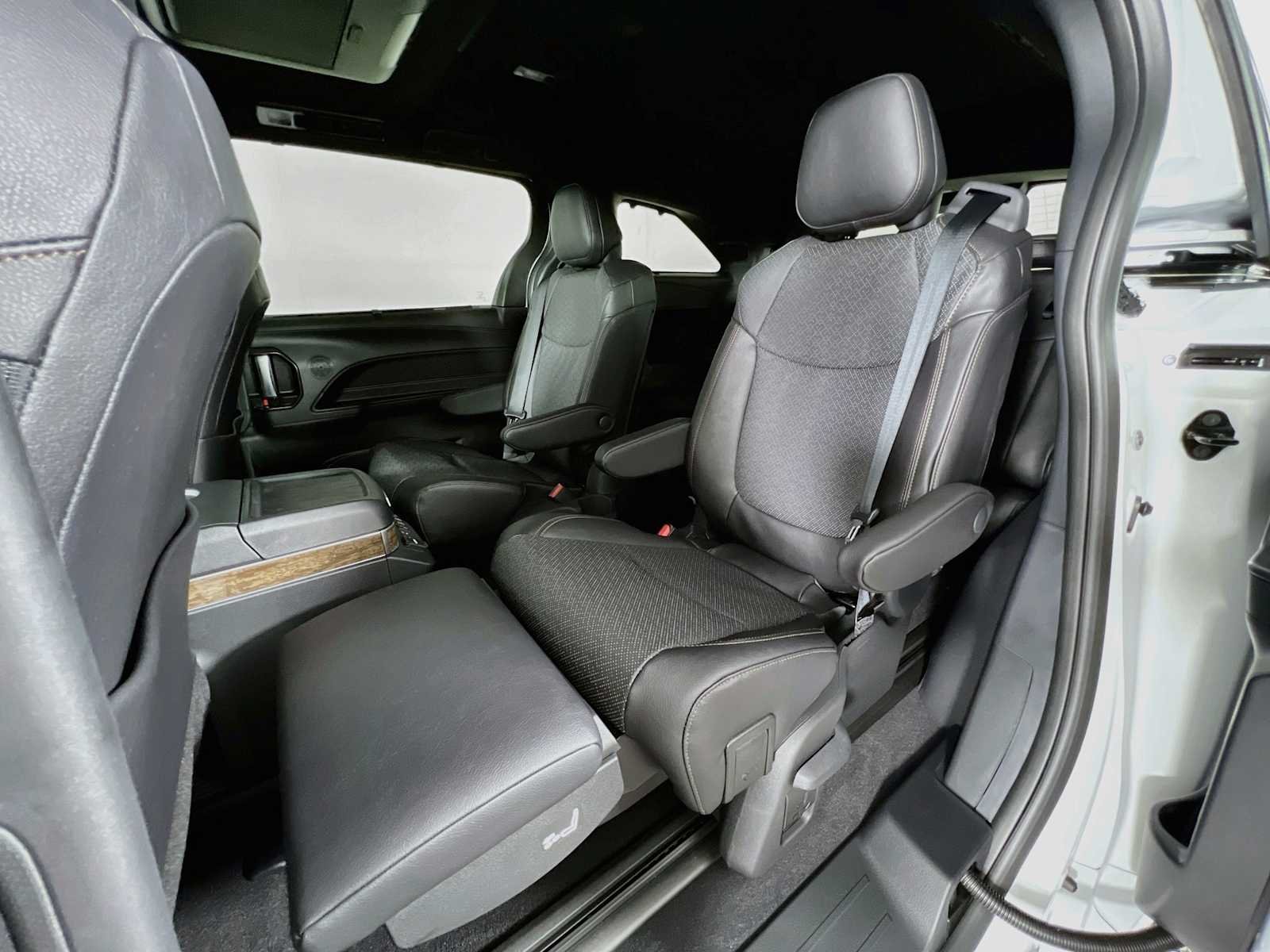 New 2026 Wind Chill Pearl Toyota Platinum image 14
