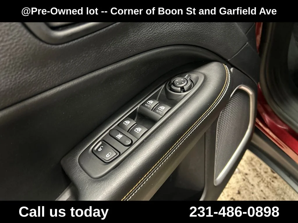 Used 2021 Red Jeep Latitude image 16