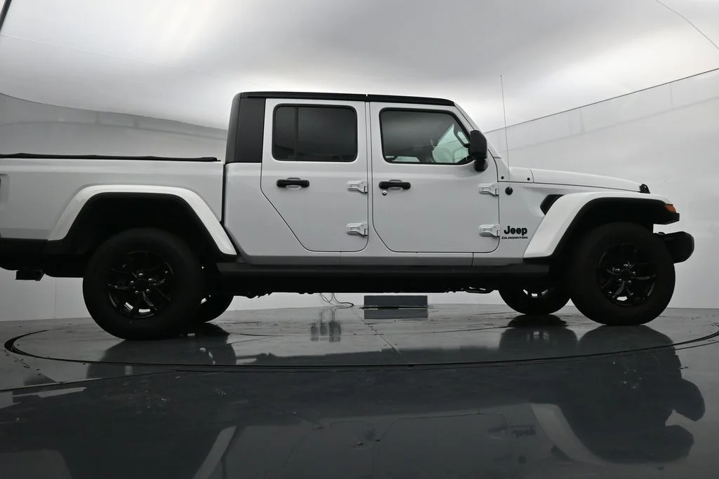 Used 2022 White Jeep Sport image 41