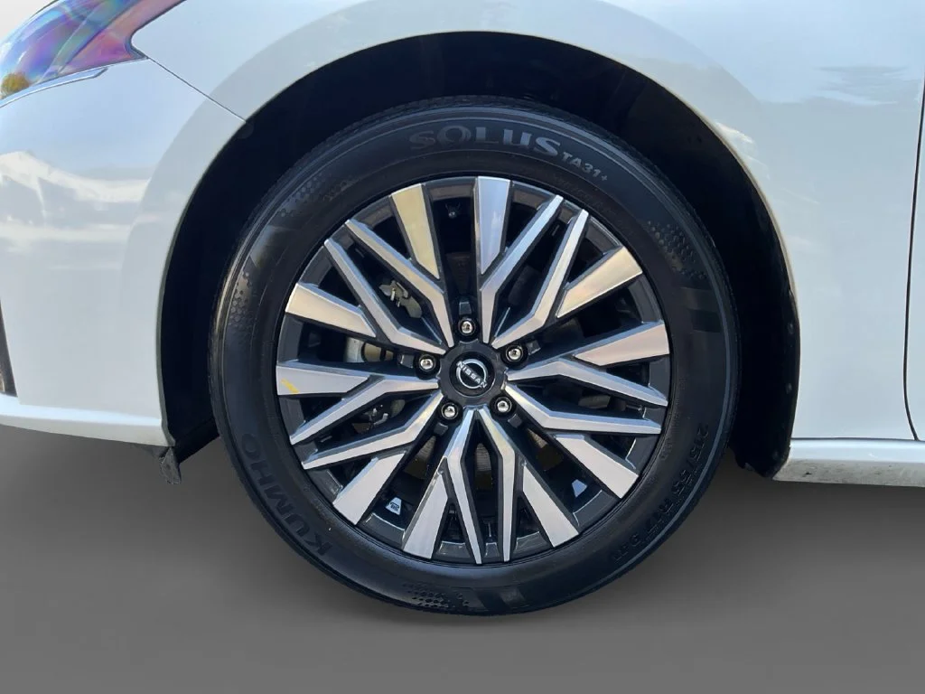 Used 2025 White Nissan 2.5 SV image 15