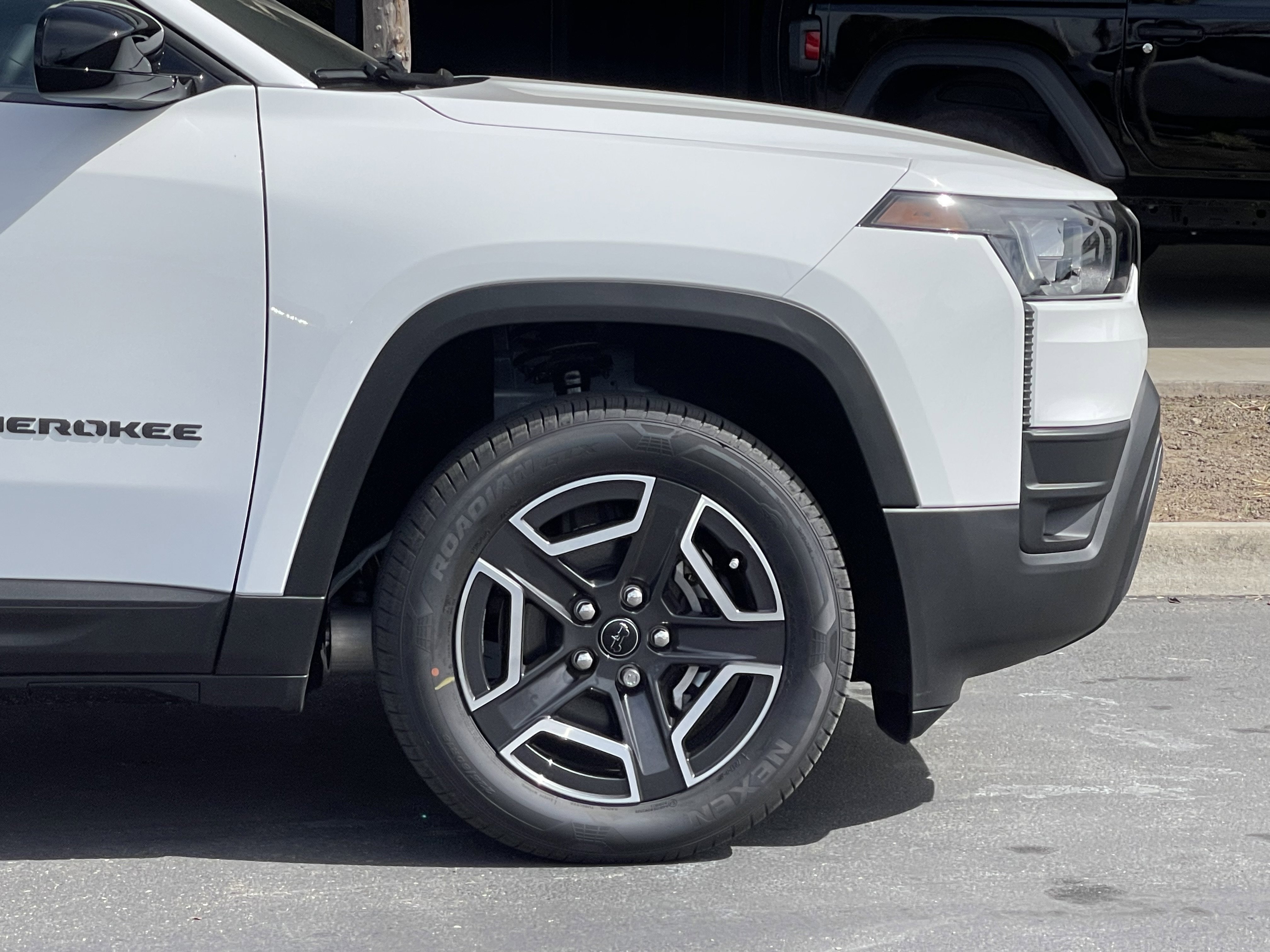 New 2026 Bright White Clear-Coat Exterior Paint Jeep Laredo image 5