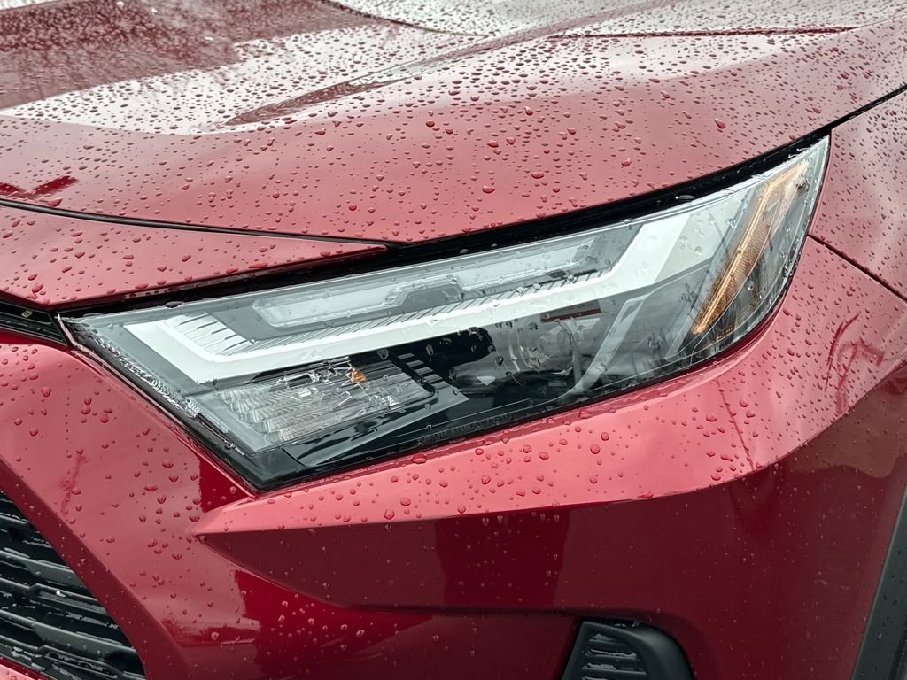 2025 Toyota RAV4 XLE - Photo 9