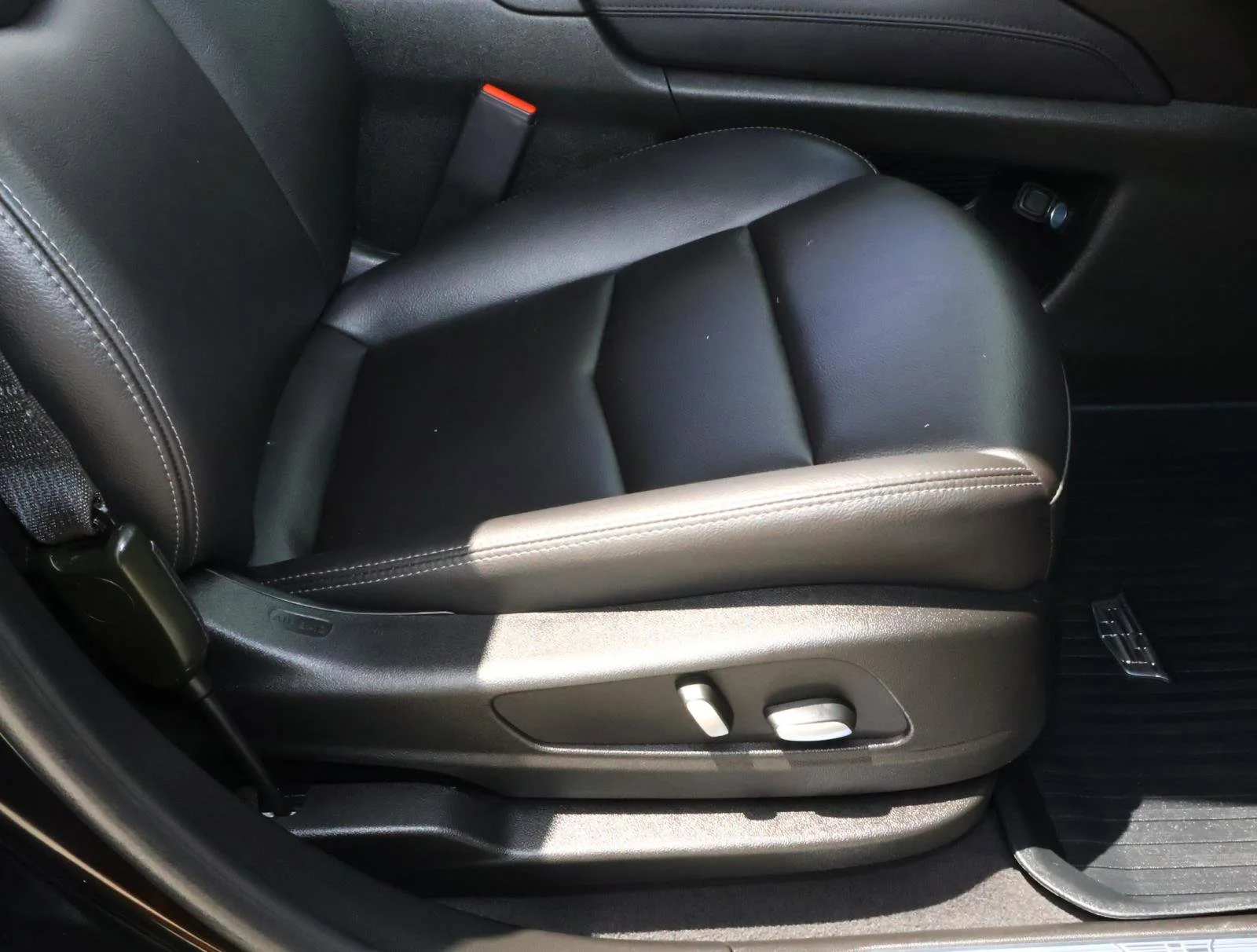 Used 2025 Stellar Black Metallic Cadillac Luxury image 21