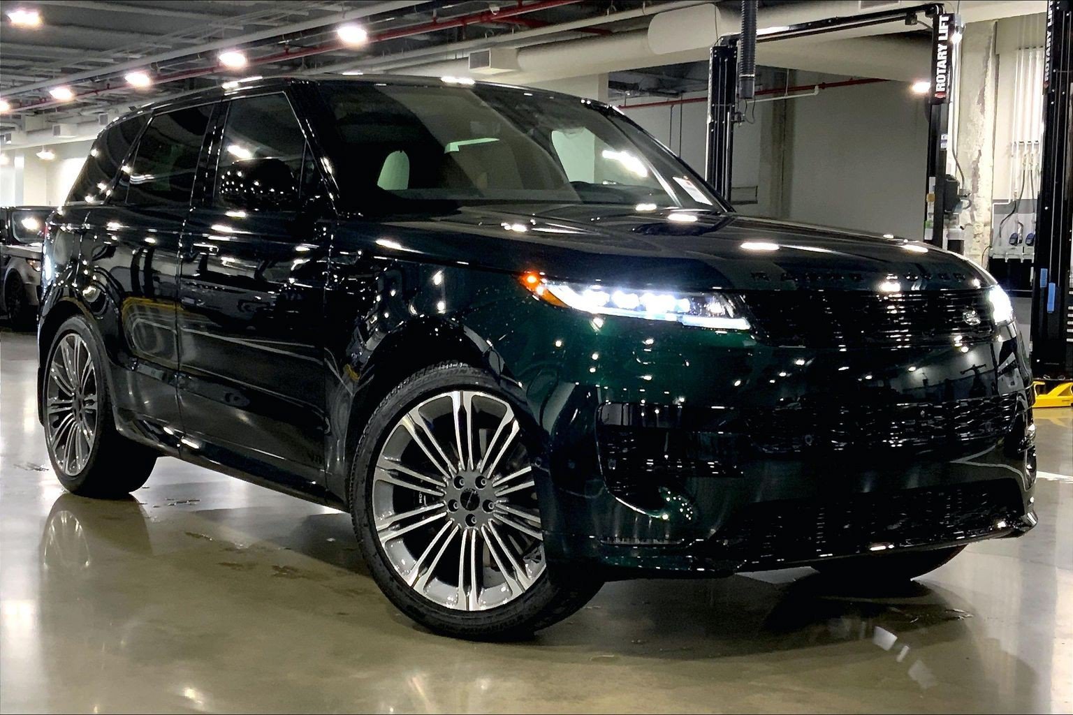 New 2027 British Racing Green Land Rover  Dynamic SE P530 image 2