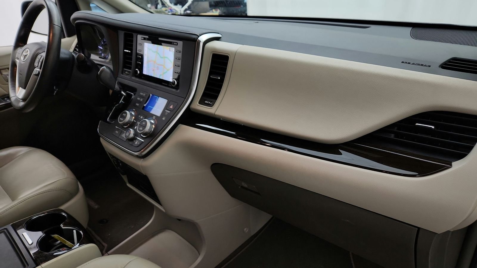 Used 2019 Beige Toyota XLE Premium image 41