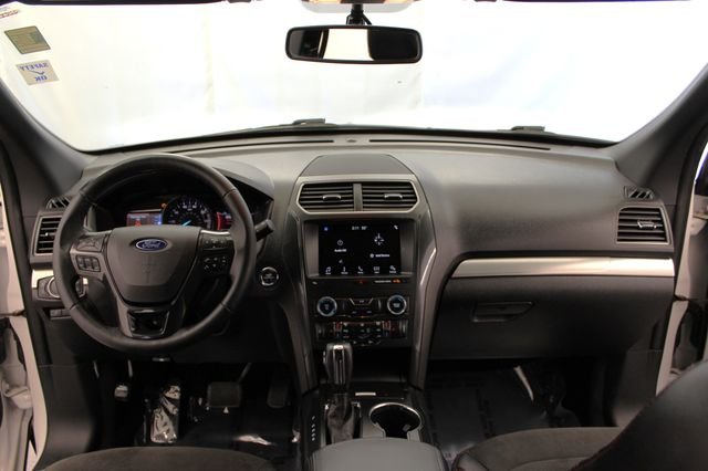 Used 2018 White Platinum Tri-Coat Metallic Ford XLT image 26