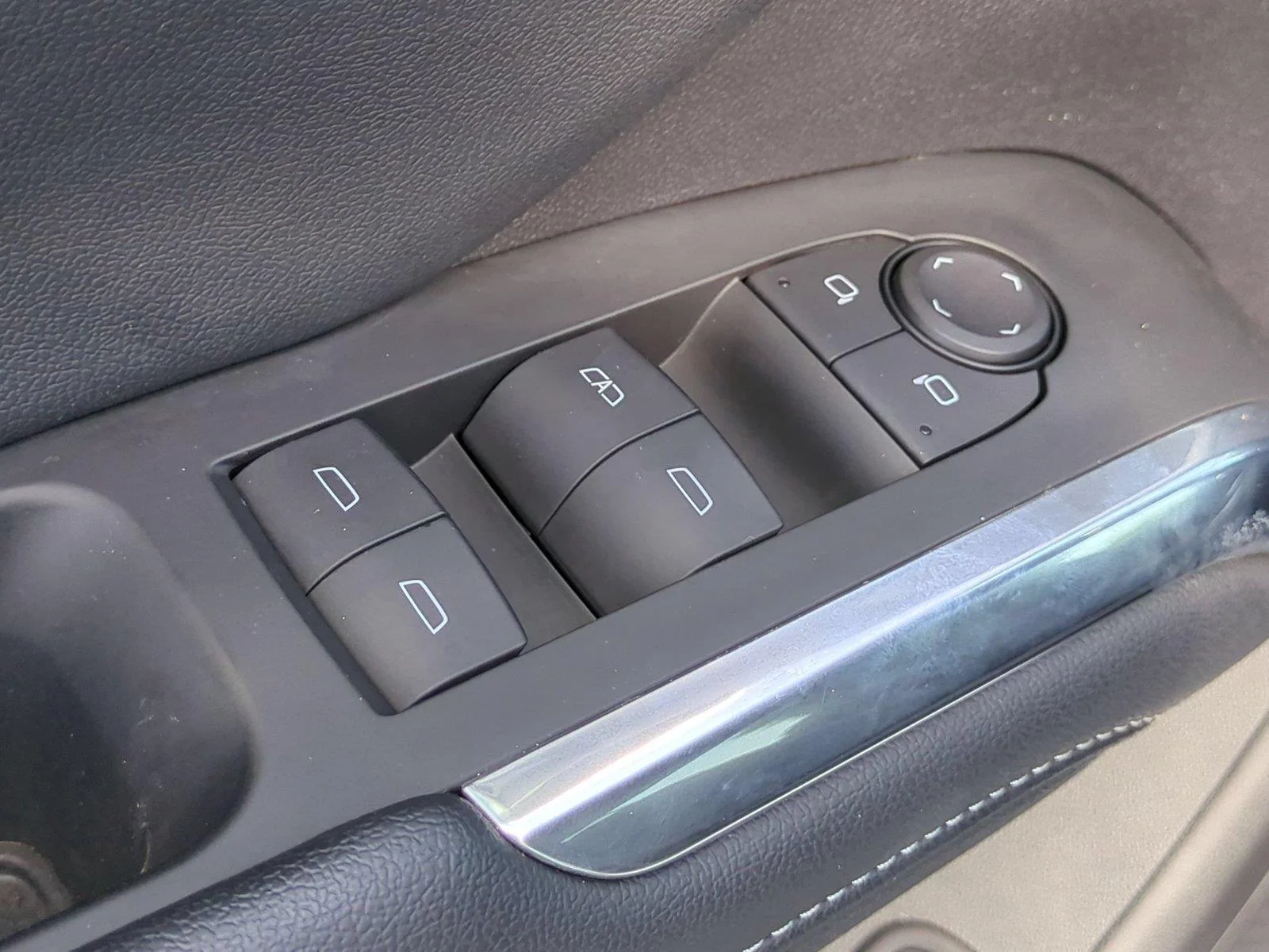 Used 2024 Summit White Chevrolet FWD LT image 16