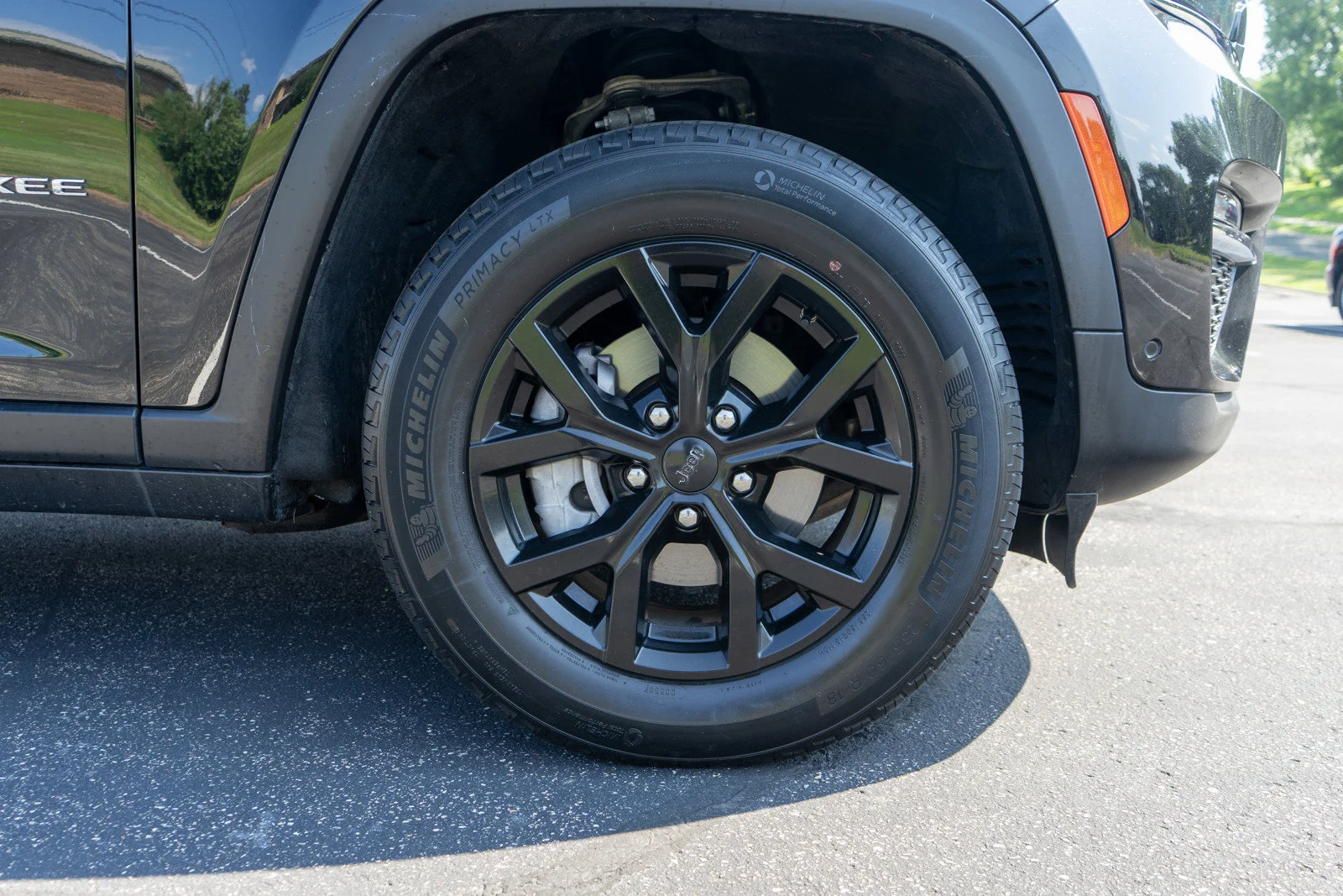 Used 2023 Diamond Black Crystal Pearlcoat Jeep Limited image 11