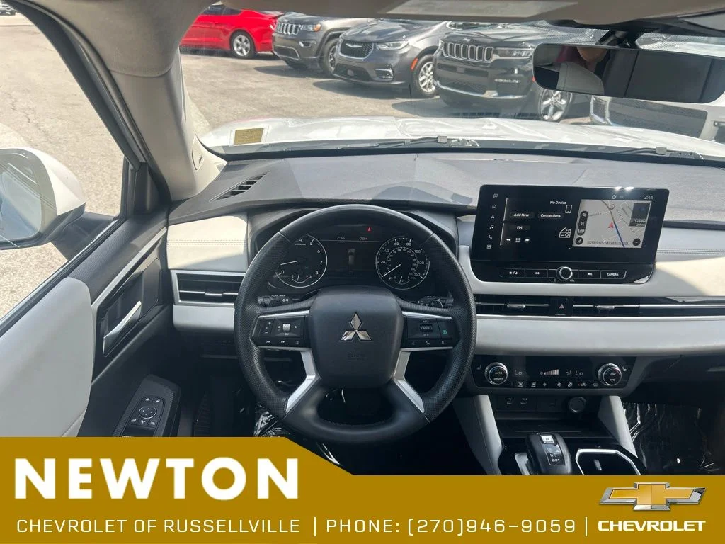 Used 2025  Mitsubishi SE image 21