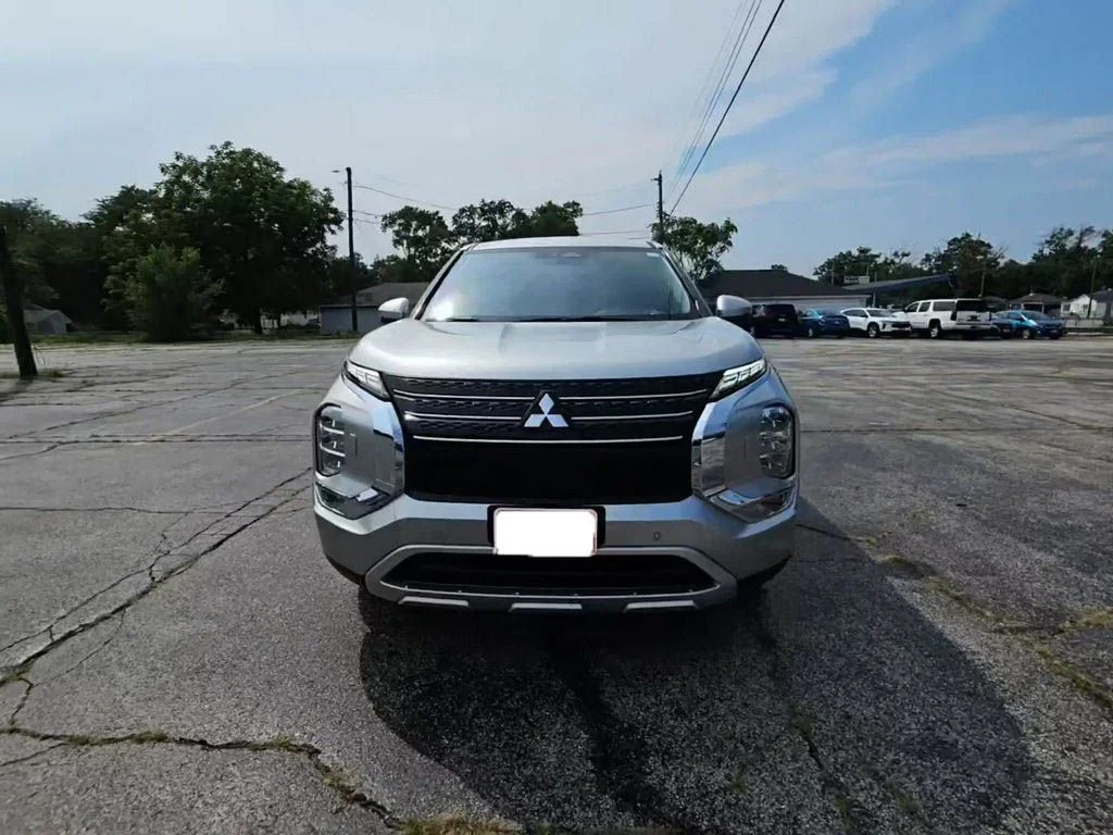 Used 2024 Silver Mitsubishi SE Black Edition w/Pano Roof image 2