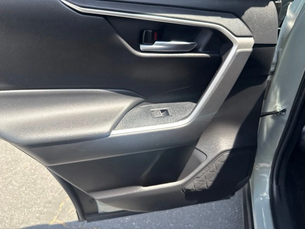Certified Used 2023  Toyota XLE Premium image 21