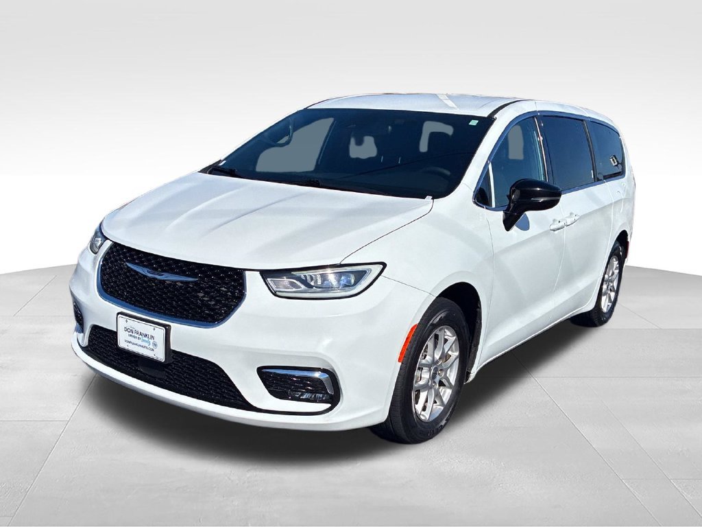 Used 2025 White Chrysler Select image 9