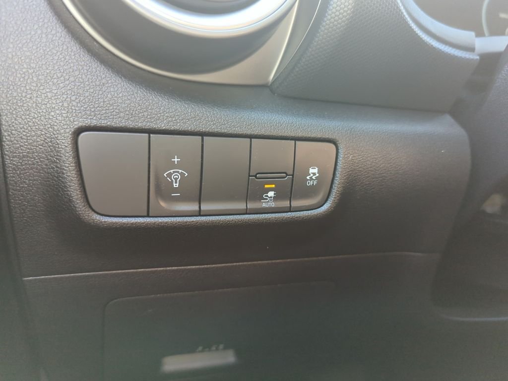 Used 2023 White Hyundai SE image 11