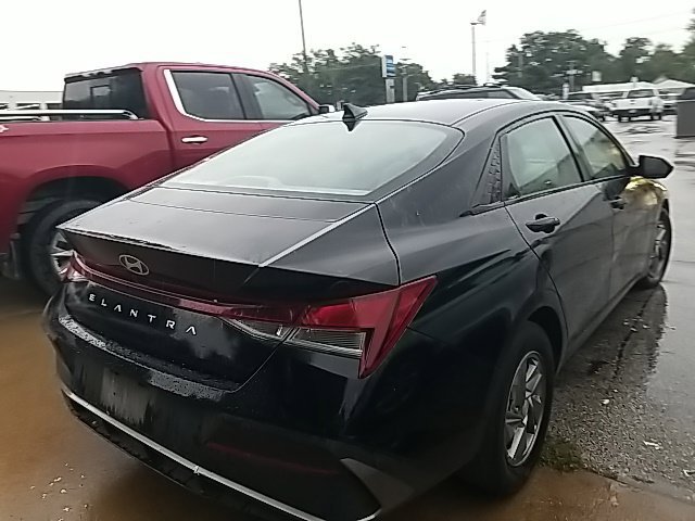 Used 2025 Black Hyundai SE image 23