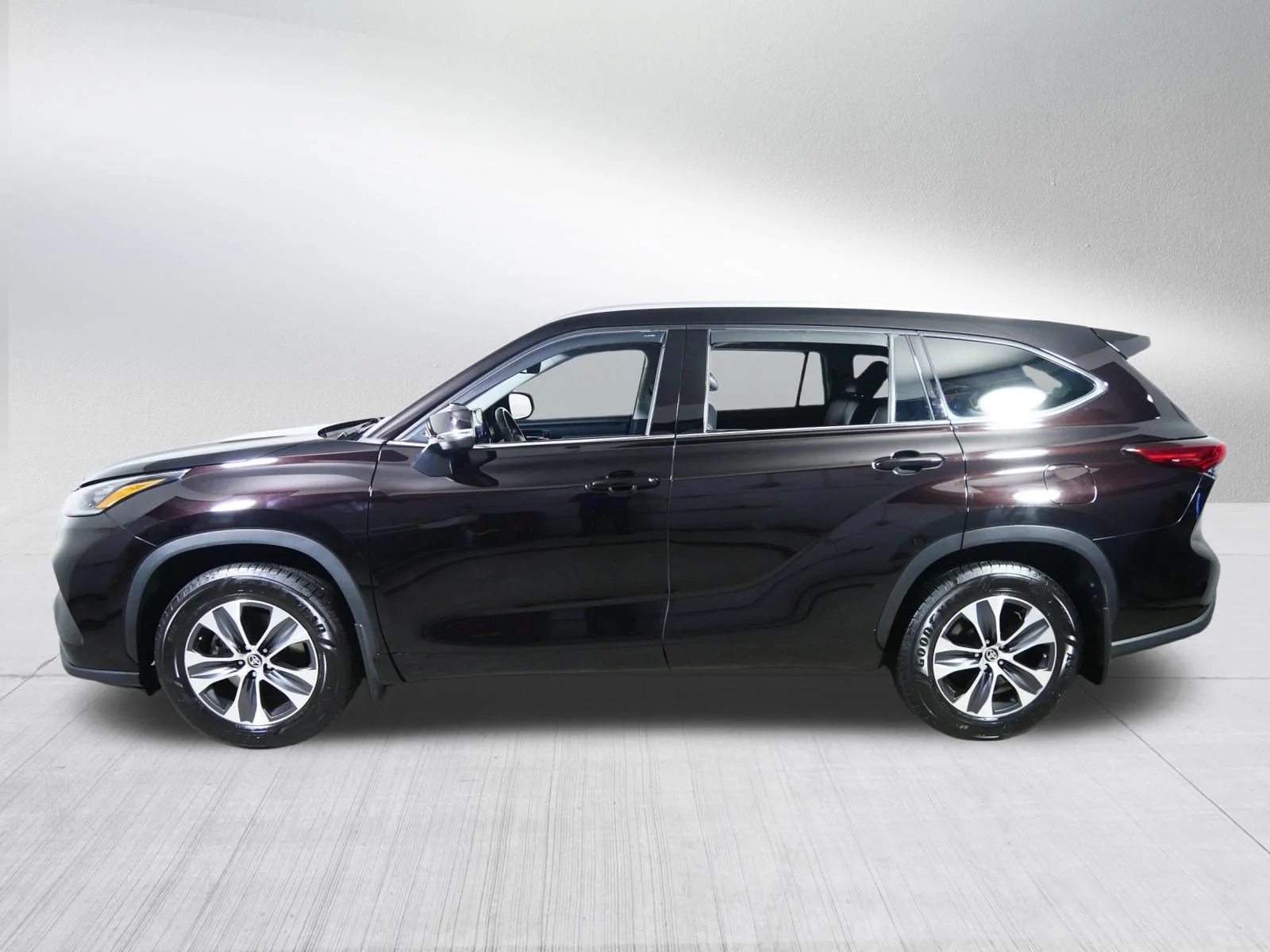 Used 2020 Opulent Amber Toyota XLE image 4